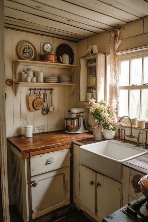 1900s Kitchen Farmhouse, Small Cottage Kitchen Design, Small Kitchen Farmhouse Style, 1950 Farmhouse, Old Kitchen Vintage, Old Farmhouse Aesthetic, 1920 Farmhouse, Old Farmhouse Remodel, Kitchen Farmhouse Style