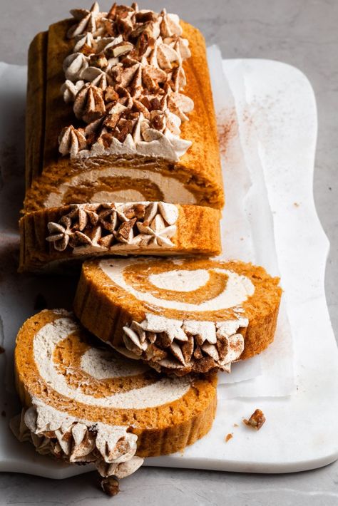 Vegan Pumpkin Roll, Vegan Fall Dessert, Pumpkin Roll Recipe Easy, Ermine Frosting, Patisserie Vegan, Pumpkin Roll Cake, Fall Eats, Pumpkin Rolls Recipe, Vegan Baking Recipes