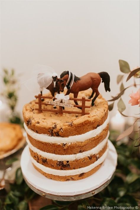 Wedding Cakes Rustic Vintage, Rustic Wedding Cakes, Horse Birthday Cake, Reception Desserts, Purple Wedding Cake, Country Wedding Cakes, Purple Wedding Cakes, Horse Cake, Boda Mexicana