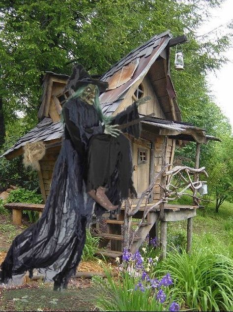 Halloween Witches House, Witches House Halloween Decorations, Creepy Halloween Food, Halloween Decorations To Make, Witches House, Easy Halloween Party, Yard Haunt, Halloween Spooktacular, Creepy Halloween Decorations