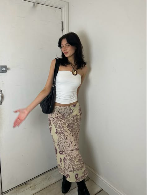 Knee Skirts Outfits, Black Top And White Skirt, High Waist Crop Top, Below Knee Skirt Outfits, Long Maxi Skirts Outfit, Low Waisted Maxi Skirt Outfit, Maxi Skirt Outfit For Spring, Vintage Minimalist Outfits, Long Skirt Going Out Outfits