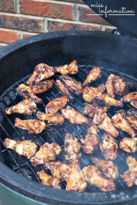 Kamado Grill Recipes, Big Green Egg Smoker, Perfect Chicken Wings, Grill Tips, Green Egg Bbq, Big Green Egg Grill, Green Egg Grill, Big Green Egg Recipes, Egg Grill