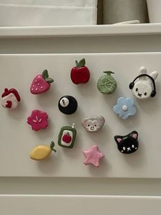 Airdry Clay Fridge Magnets Diy, Cute Clay Magnets, Mini Clay Art Easy, Little Clay Animals, Clay Magnets Diy, Fridge Aesthetic, Craft Ideas Easy Diy, Clay Fridge Magnets, Olive Martini