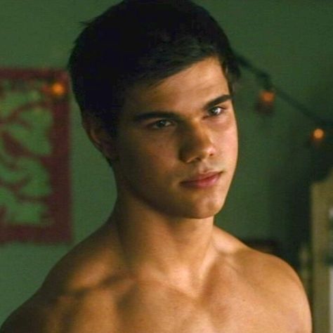 New Moon Taylor Lautner Aesthetic, Jacob Black New Moon, Tay Lautner, Bella Swan New Moon, Taylor Lautner Twilight, Taylor Lautner Shirtless, Football Anime, Taylor Jacobs, Jacob Black Twilight