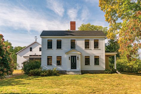 18th-Century Newburyport Farmhouse Gets 20th-Century Update - Northshore Magazine Federal Farmhouse, 18th Century Farmhouse, Farmhouse Colonial, England Farmhouse, Newburyport Massachusetts, New England Colonial, 18th Century House, Reclaimed Wood Floors, New England Farmhouse