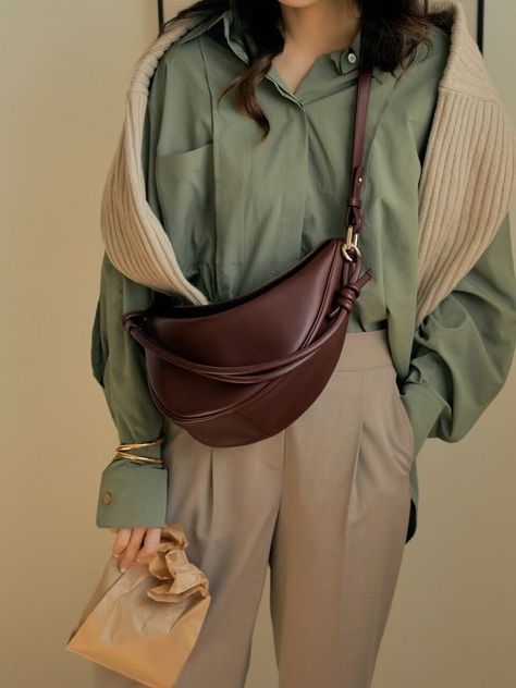 Bag Outfit, Wardrobe Planning, Designer Shoulder Bags, 가을 패션, Looks Style, Half Moon, Sling Bag, Chic Style, Chloe