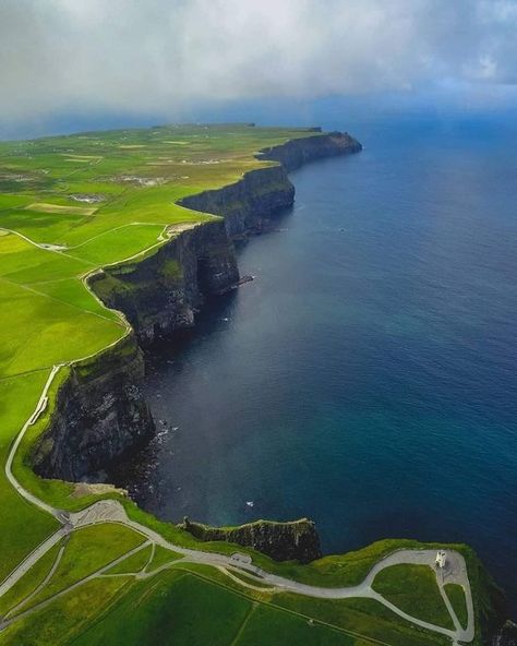 Cliffs Of Moher Ireland, Travel Ireland, County Clare, Ireland Landscape, Cliffs Of Moher, Visit Ireland, Ireland Travel, Beautiful Places To Travel, Photo Instagram