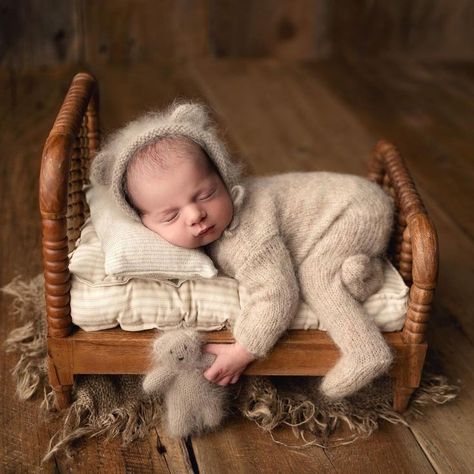 Newborn Photo Pose, Newborn Baby Bedding, Baby Boy Newborn Pictures, Foto Newborn, Newborn Photography Boy, Baby Pictures Newborn, Newborn Photography Poses, Newborn Baby Photoshoot, Baby Boy Photography