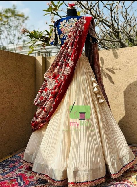 Lehanga Colours Combination, Cream Lehenga Combination, Chaniya Choli Designs Weddings, Marriage Outfit, Mother Daughters, Celebrity Style Dresses, Lehenga Crop Top, Cotton Saree Blouse Designs, Child Dress