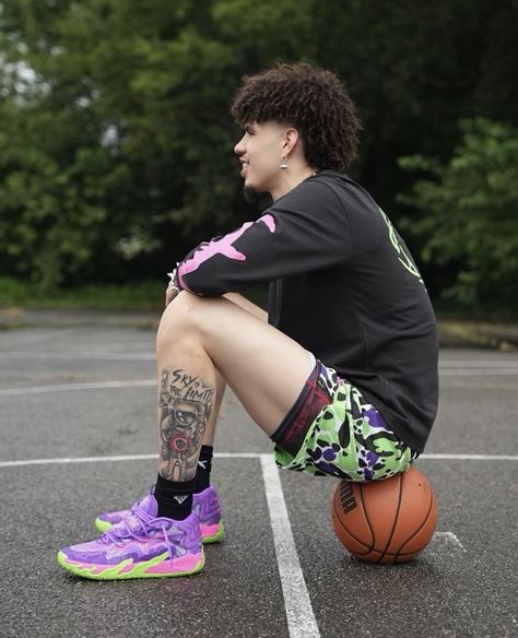 Lamelo Ball Shoes, Liangelo Ball, Long Curly Hair Men, Basketball Hairstyles, Bola Basket, Lonzo Ball, Ball Aesthetic, Lamelo Ball, Nba Outfit