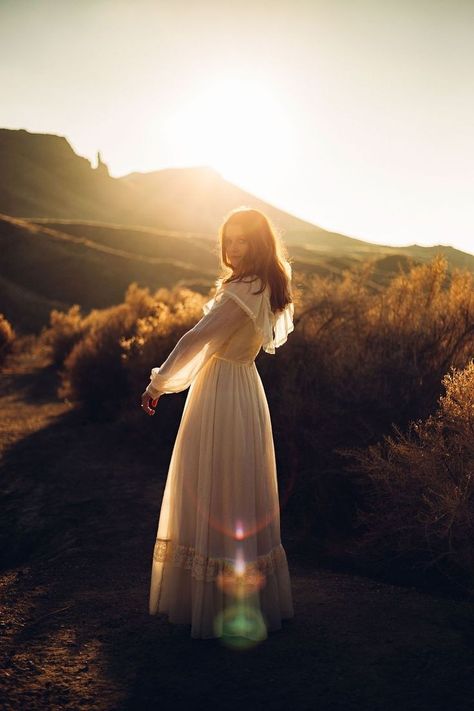 See Photography, Boho Photoshoot, Senior Photoshoot Poses, Debut Photoshoot, Golden Hour Photography, Nature Photoshoot, Dreamy Photography, Photographie Portrait Inspiration, Pearl Details