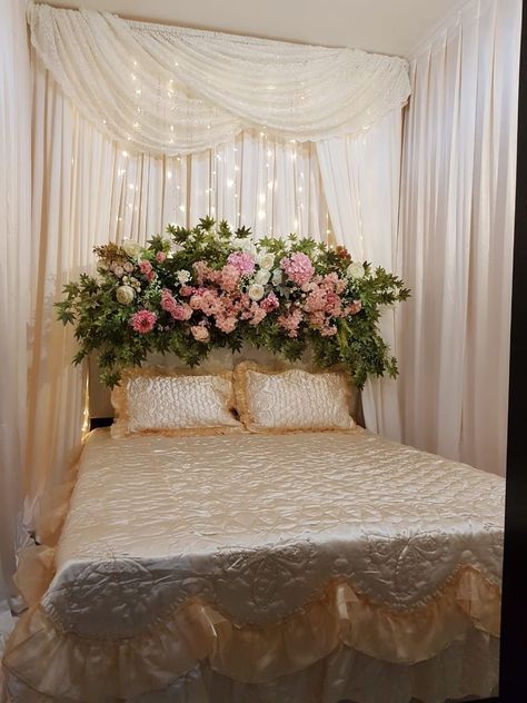 Bride Bedroom Decoration, Bilik Pengantin, Romantic Bedroom Decor Ideas, Bridal Room Decor, Pelamin Nikah, Elegant Floral Arrangements, Ruangan Studio, Nikah Decor, Mehendi Decor Ideas