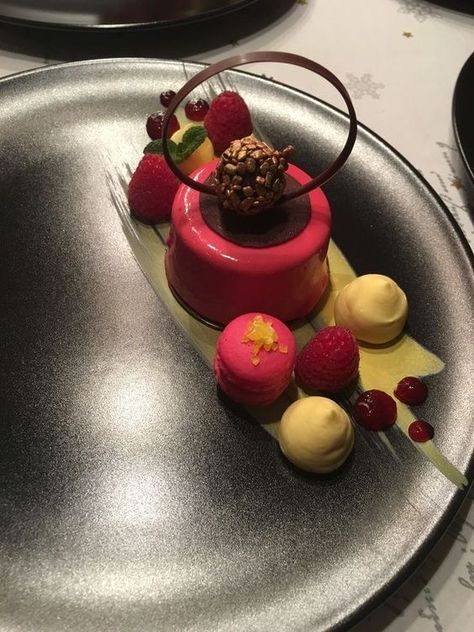 Michelin Food, Food Aesthetics, Luxury Food, Fancy Desserts, Fancy Dinner, Food Snapchat, Food Presentation, Food Plating, Food Obsession