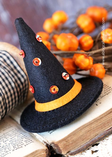 Witch Hat Felt, Felt Jack O Lantern, Halloween Crafts Diy, Felt Bat, Fabric Pom Poms, Felt Witch, Felt Witch Hat, Felt Plush, Felt Food Diy