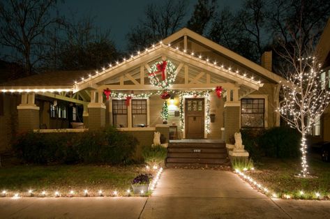 1915 Craftsman - Fairmount District - Fort Worth, Texas - Christmas 2011 Christmas Bungalow, Craftsman Christmas, Christmas Porches, Fortworth Texas, Exterior Christmas Lights, Craftsman Houses, Craftsman Interiors, Farmhouse Style Exterior, Magnolia Christmas