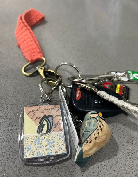 Lanyard Aesthetic, Aesthetic Keychain, Vintage Keychain, Paper Scrapbook, Key Lanyard, Key Accessories, Journal Aesthetic, Diy Keychain, Custom Keychain