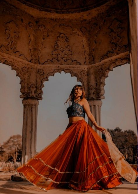 Indian Dress Photoshoot, Photo Poses In Lehenga, Lehenga Photoshoot Poses, Indian Modeling Photoshoot, Lehenga Stills, Photoshoot Lehenga, Rajasthan Photoshoot, Md Poses, Lehnga Photoshoot