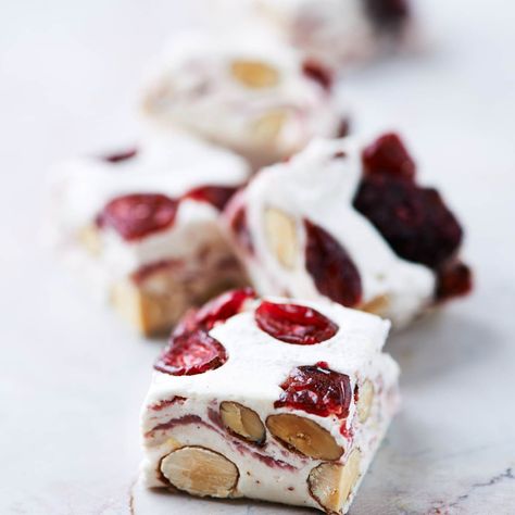 Cranberry and Nut Vegan Nougat Nougat Cake, Nougat Recipe, Cranberry Almond, Fine Food, Cake Recipe, Tray Bakes, Yummy Treats, Fudge, Christmas Food