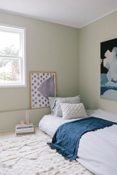 No Headboard Ideas Alternative Bedroom Decorating | Domino Bedroom Mattress On Floor, Bedroom Ideas Without Bed, Bedroom Without Bed, Bedroom Ideas No Headboard, Floor Bed Ideas For Adults, Mattress On Floor Ideas, Bed Without Frame, Beds On Floor Ideas, Bed On The Floor