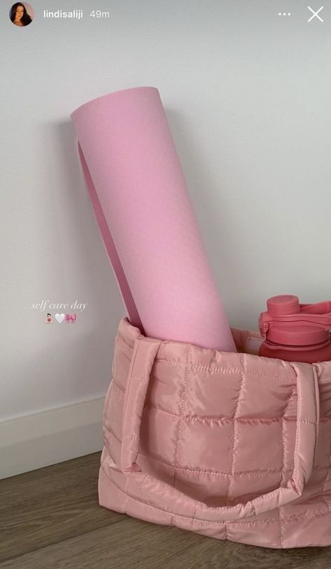 Pink Yoga Mat Aesthetic, Green Pilates Princess, Pink Pilaties Princess, Pink Yoga Aesthetic, Pilates Mat Aesthetic, Pink Gym Aesthetic, Yoga Mat Aesthetic, Cute Yoga Mat, Pink Pilates Princess Outfits