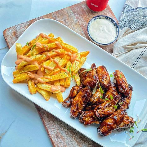 Ribs And Chips, Chips And Chicken, Grilled Wings, Chicken Fry, Chicken And Chips, Bbq Wings, Fresh Salad Recipes, Baking Videos, Nice Food