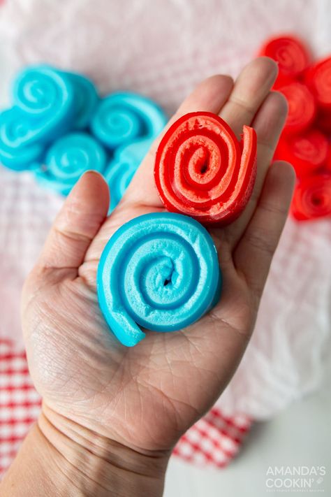 This 3-ingredient jello roll ups recipe is fun for kids to help with, and even more fun to unroll. Choose whatever colors you want to make! Jello Roll Ups, Jello Pinwheels, Jello Candy, Finger Jello, How To Make Jello, Jello Dessert Recipes, 3 Ingredient Desserts, Easy Candy, Bake Pumpkin