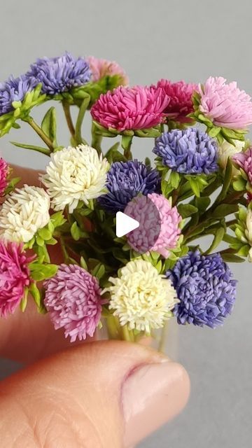 Diy Mini Flower Bouquets, Miniature Paper Flowers, Miniature Bouquet, Tiny Bouquet, Miniature Making, Wedding Platters, Barbie House Furniture, Miniatures Diy, Dollhouse Diy