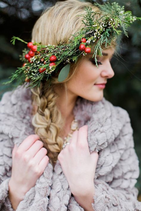 Bookmark this flower crown for your festive winter parties. Floral Crown Wedding, Christmas Shoot, Winter Wedding Flowers, Winter Photoshoot, Christmas Hairstyles, Christmas Headband, Flower Crown Wedding, Christmas Hair, Winter Flowers