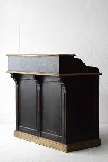 Reception Desk Diy, Lobby Desks, Vintage Reception, Reception Desk Counter, Counter Desk, Neoclassical Interior, Barber Shop Decor, Reception Desks, Reception Counter