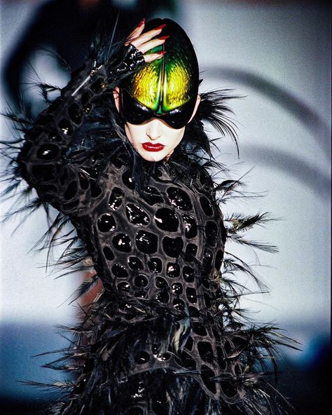 ✨🐜✨ #Muglerized & Wild-#Insects collection 1997 - @manfredthierrymugler #manfredthierrymugler  #mugler #thierrymugler  #MuglerAuthentic… Thierry Mugler Haute Couture, Extreme Fashion, Wearing A Mask, Futuristic Fashion, Thierry Mugler, Avant Garde Fashion, Cat Walk, Arte Fantasy, Future Fashion