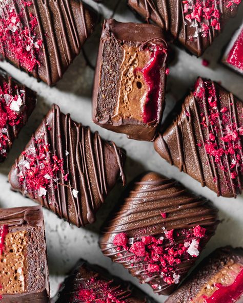 Vegan Raspberry Mocha Mousse Brownies - Addicted to Dates Mousse Brownies, Bake Brownies, Vegan Brownies Recipe, Raw Treats, Keto Cakes, Raspberry Jelly, Raw Brownies, Beautiful Recipes, Mocha Mousse