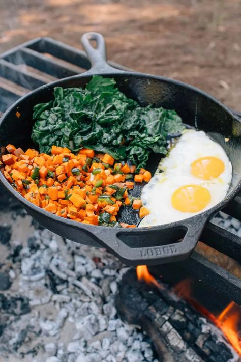 Hammock Backpacking, Camping Breakfast Ideas, Vegetarian Camping, Spicy Breakfast, Backpacking Food Ideas, Easy Camping Food, Campfire Breakfast, Breakfast Skillet Recipes, Skillet Breakfast