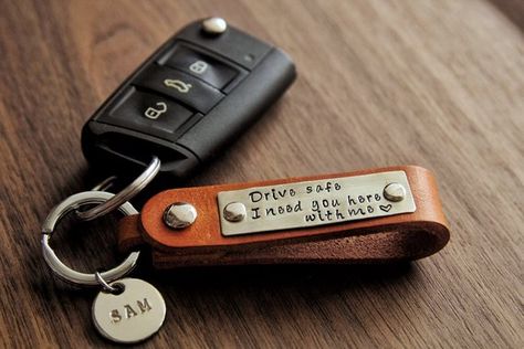 Personalized Leather Gifts, Key Keychain, Leather Designs, Keychain Ring, 3rd Anniversary Gifts, Anniversary Gift For Him, Silver Keychain, 3rd Anniversary, Diy For Men