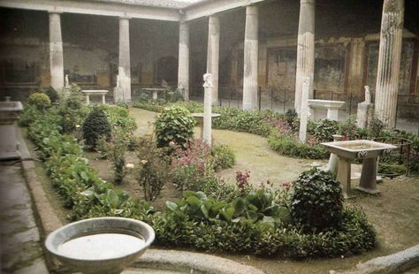 Peristyle- House of the Vettii, Pompeii Roman Garden Aesthetic, Roman Atrium House, Roman Atrium, Roman Bathhouse, Pompei Italy, Ancient Roman Bath House, Classical Interior Design, Roman Garden, Ancient Houses