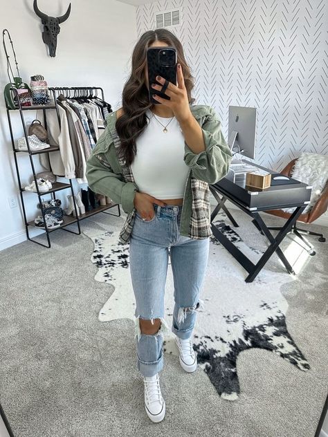 2023 Converse Outfit, Outfits White High Top Converse, Casual Jeans Outfit With Sneakers, High Top Converse Jeans Outfit, Jeans High Top Converse Outfit, Cute Fall Outfits With Converse, Cropped Ripped Jeans Outfit, Comfy Spring Outfits 2023, Cute Casual Bar Outfits