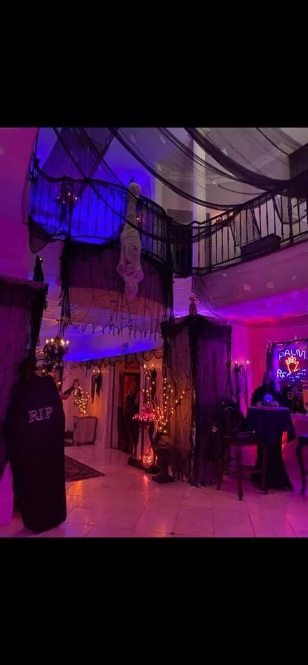 Halloween Party Entryway Decor, Halloween Rager Ideas, Haunted Party, Holloween Decore Idea Indoor Party, Rooftop Halloween Party, Halloween Party Set Up Ideas, Halloween Venue Decorations, Halloween Party House, Halloween Party Entrance