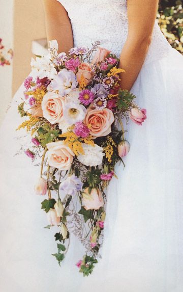 That's the sort of messy informal look I'd like - not too many of the same flowers together Wedding Bouquets Summer, Midsummer Flowers, Wlw Wedding, Cascading Bridal Bouquets, Cascading Wedding Bouquets, Bridal Styling, Dresses Flowy, Cascade Bouquet, Bouquet Ideas