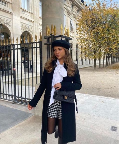 #fall #falloutfit #falloutfitinspo #autumnoutfit #autumnoutfitinspo #fallcasualoutfit, #AutumnOutfit, #LayeredLook, #ChicFallStyle, #CozyFashion, #TrendyTrenchCoat, #SeasonalStyle, #FallWardrobe, #FashionInspo, #StreetStyle, #FallVibes, #OutfitIdeas, #FashionForward, #OOTD, #FallLayers, #StyleEssentials, #sweaterweather, #preppy #preppyfashion #oldmoney #oldmoneyfashion #oldmoneystyle #blairwaldorfstyle Grace Foley, Mode Gossip Girl, Estilo Gossip Girl, Blair Waldorf Outfits, Parisian Outfits, Gossip Girl Outfits, Mode Tips, Paris Girl, Europe Outfits