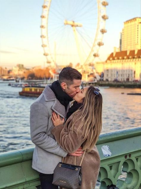 London Eye Couple, London Pictures Ideas, Outfits Europa, Cap Doi, London Photo Ideas, London Couple, Photoshoot London, The Burj Khalifa, Dubai Skyline