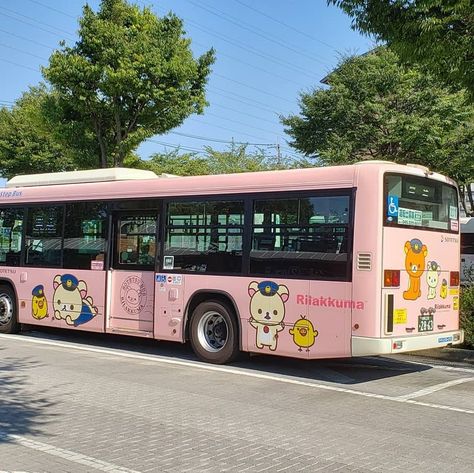 Happy Bus Day! 🎌 In Japan, almost everything has a kawaii counterpart so it's common to see super adorable rides like this pink Rilakkuma bus! 🌈🚌 Bus Aesthetics, Pink Rilakkuma, Bus Aesthetic, Happy Bus, Pink Bus, Account Aesthetic, Summer In Japan, Tim Burton Corpse Bride, Lucky Boy