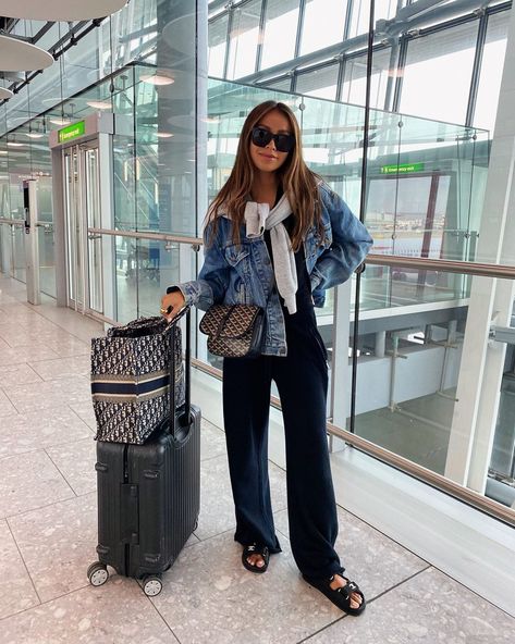 ✈️✈️✈️ Travel Outfit Fall Airport Style, Julia Sarr Jamois Style, Airport Style Comfy, Plane Outfit Airport Style Comfy, Plane Outfit Airport Style, Airport Outfit Cardigan, Julie Sarinana Style 2022, Indian Airport Look, Travel Girl Aesthetic Airport