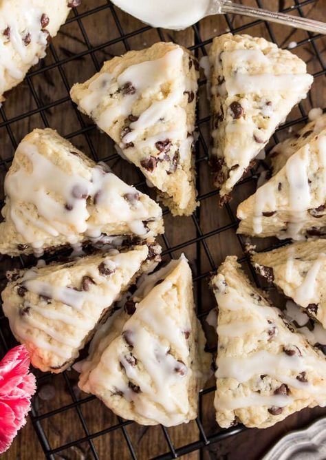 Chocolate chip packed mini chocolate chip scones with a sweet vanilla glaze -- these are a favorite with anyone who tries them. Mini Brunch Food, Vanilla Scones, Sugar Spun Run, Berry Scones, Chocolate Chip Scones, Scones Recipe Easy, Brunch Bread, Brunch Food, Easter Brunch Food