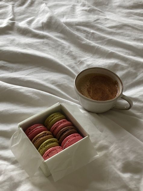 Macarons | French macarons | laduree | paris | parisian style | parisian | latte | french desserts | french pastries | French Macarons Aesthetic, Macarons Aesthetic, Macarons Laduree, Desserts French, Laduree Paris, Elf Clothes, French Desserts, French Macarons, French Pastries