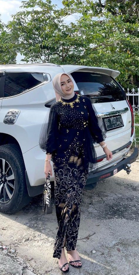 Model Kebaya Wisuda, Kebaya Simple, Mix And Match Outfits Hijab, Kebaya Graduation, Model Dress Kebaya, Braidsmaid Dresses, Kebaya Modern Dress, Ootd Kondangan, Modern Kebaya