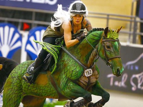 Horse And Rider Costumes, Neymar Fashion, Horse Halloween Costumes, Halloween Horse, Body Painting Festival, Fierce Lion, Dragon Horse, Horse Costumes, Dragon Costume