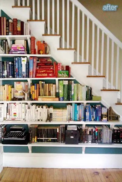 16 Innovative Ways to Line Your Stairs with Bookshelves Stairs Library, Staircase Bookshelf, Stair Bookshelf, Unique Bookshelves, Cool Bookshelves, Stair Wall, Bookshelf Organization, Space Books, Wall Bookshelves