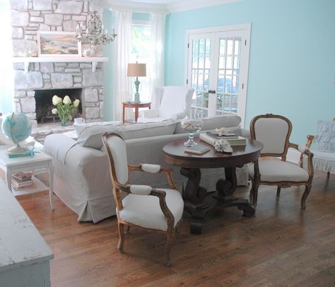 A Coastal Living Room Makeover by The Decorologist - The Decorologist Houses Inside, Behind Sofa, Behind Couch, Shabby Chic Living Room, Coastal Living Rooms, Mickey Party, Chic Cottage, Coastal Living Room, Beautiful Houses