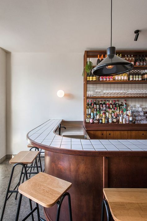 Bar Face Ideas, Home Bar Build, Small Tapas Bar Design, Small Bar Interior, Small Bar Interior Design, Bar Architecture Design, Back Bar Ideas, Wood Bar Design, Bar Concept Design