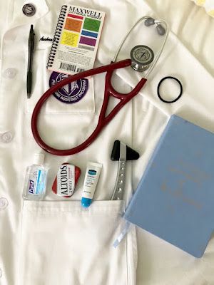 What's in My White Coat? | AP the PA Black Physician Assistant Aesthetic, Medical School White Coat Ceremony, White Coat Medical Aesthetic, Pa Aesthetic, Pa School Acceptance, Accepted Into Medical School, Medical School Acceptance, White Coat Ceremony Outfit, Romanticize Studying