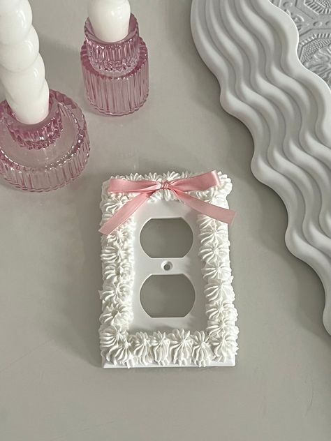 Spice up your home with our Coquette Bow Outlet Plate Cover! Fits one standard Electrical Outlet!  🎀Made to order: Please allow 72 hours to create and ship! 🎀 🧁Please avoid getting Faux Cake Frosting wet or applying hard pressure / weight 🧁 🌈 Color customization: Send us a message to request a new color or pattern! 🌈 *Comes with one 2.8 inch plate cover and hardware per order* Preppy Light Switch Cover, Pink Cute Room Aesthetic, Bow Home Decor, Decor Items Aesthetic, Coquette Home Decor, Pink And White Room Decor, Pink And White Christmas Decor, Aesthetic Room Decorations, Coquette Stuff